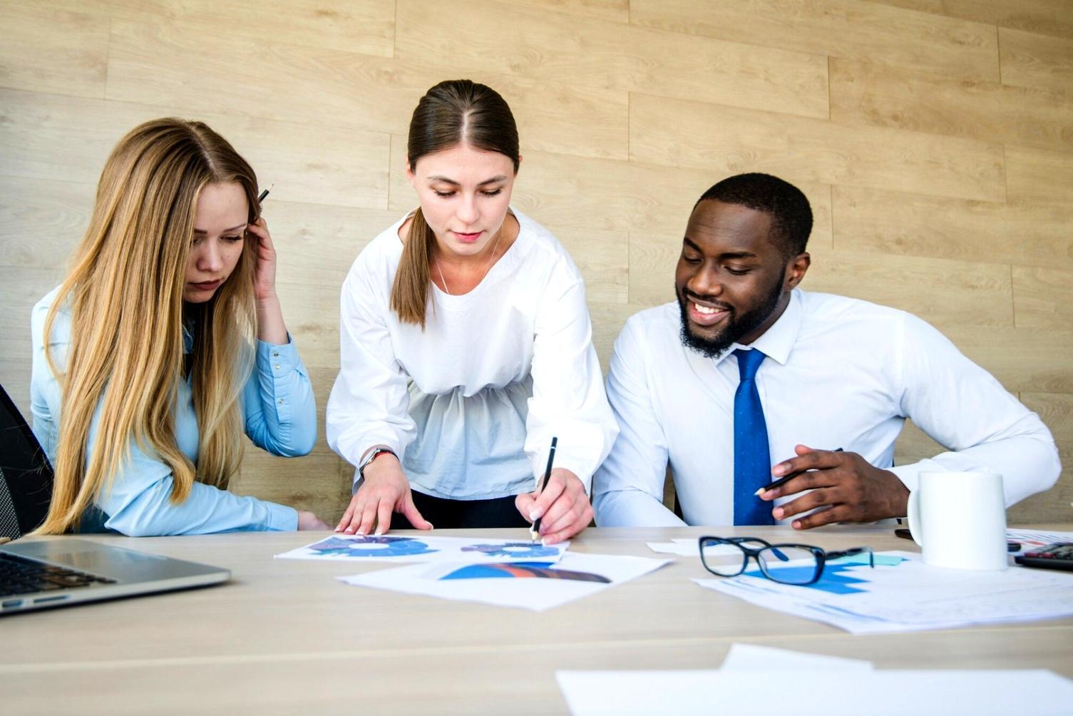 Espacio de trabajo profesional con análisis económicos y documentos financieros
